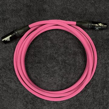 Kabel mikrofonowy XLR – XLR Różowy – 3m — zwinięty kabel