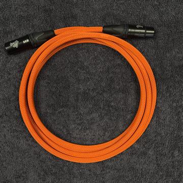 Kabel mikrofonowy XLR – XLR Pomarańczowy – 3m — zwinięty kabel