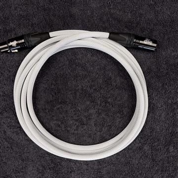Kabel mikrofonowy XLR – XLR Biały – 3m — zwinięty kabel