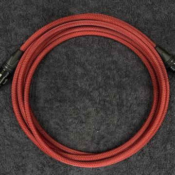 Kabel mikrofonowy XLR – XLR Czerwony – 5m — zwinięty kabel