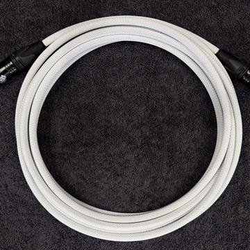 Kabel mikrofonowy XLR – XLR Biały – 5m — zwinięty kabel