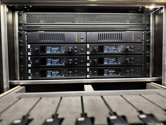 Otwarta skrzynia rack z sześcioma nadajnikami Sennheiser