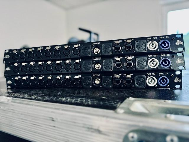 Trzy panele rack ułożone jeden na drugim