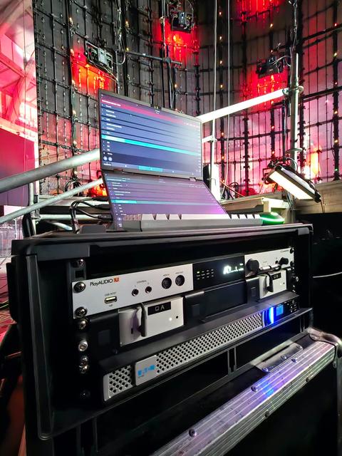 Playback rig w skrzyni SKB z laptopem na scenie