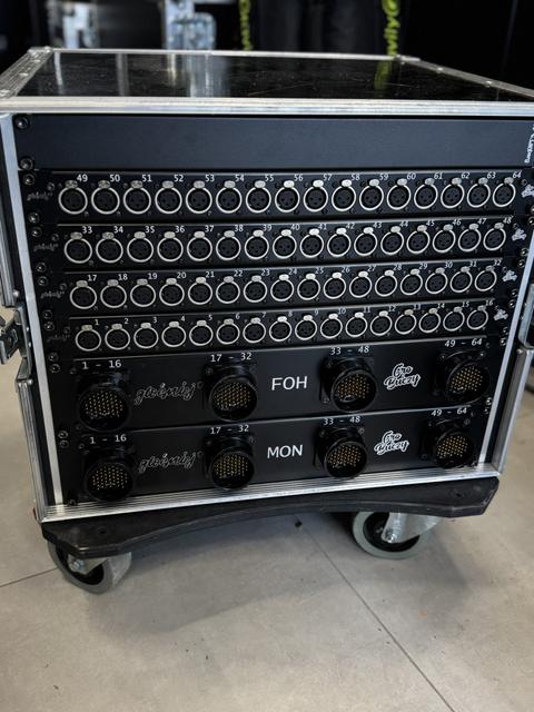 Splitter 64-kanałowy w skrzyni na kółkach z panelami FOH i MON