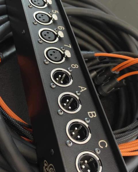Niestandardowy stagebox z gniazdami XLR opisanymi literami