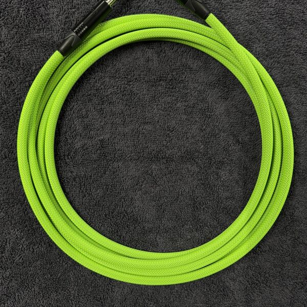 Zielony kabel instrumentalny Jack–Jack zwinięty w krąg